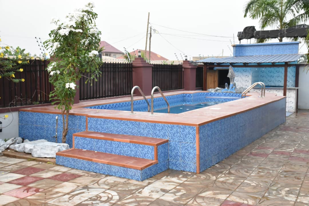 Pool stairs